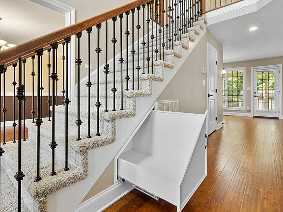4th image of 1484 Amberley Dr