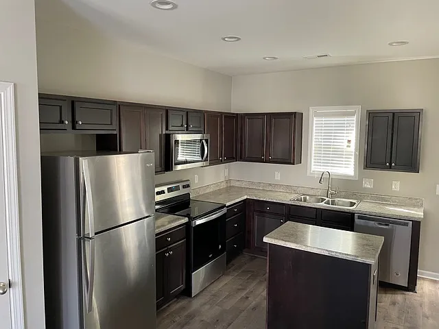 3 bed, 2.5 bath, 1510 sqft, $1,820 — Photo 3