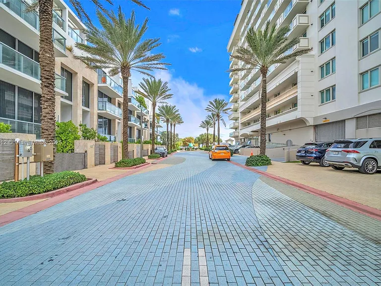 9501 Collins Ave #1 — Photo 2