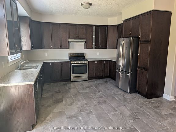 4th image of 89 Lockerbie Cres