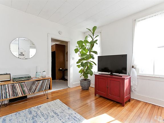 5th image of 828 E Market St