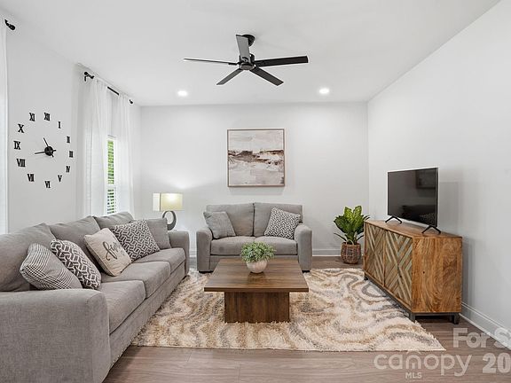 5th image of 403 Sunset Dr