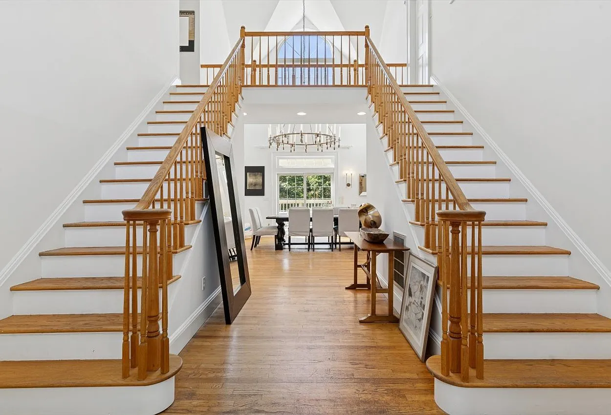 New in Water Mill — Photo 3