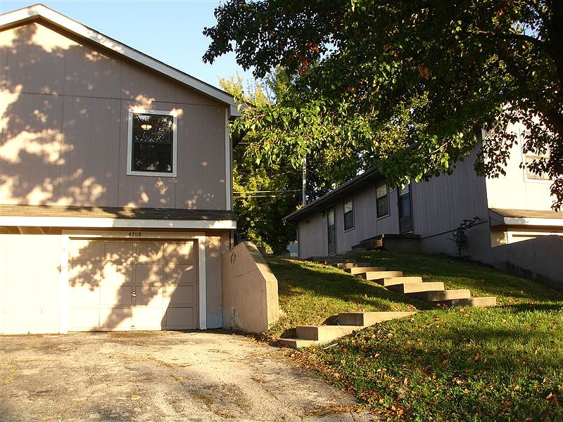 4209-11 Shared Sidewalk Entry