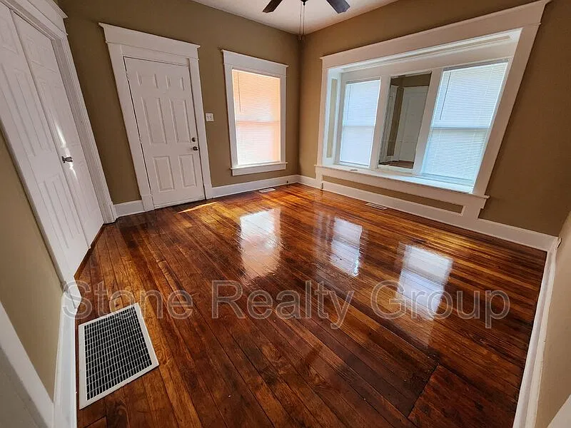 2 bed, 1.0 bath, $1,100 — Photo 2