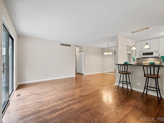4th image of 2S713 Winchester Cir E #4