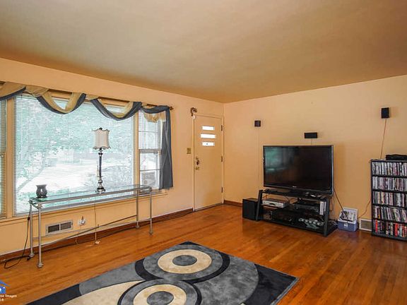 3rd image of 820 E 160th Pl