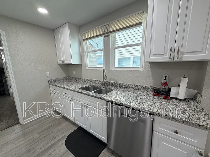 3 bed, 2.0 bath, 1172 sqft, $2,050 — Photo 4