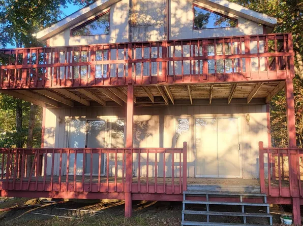135 Salisbury Rd, Bushkill, PA 18324