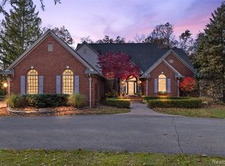 868 Peach Tree Ln, Rochester Hills, MI 48306