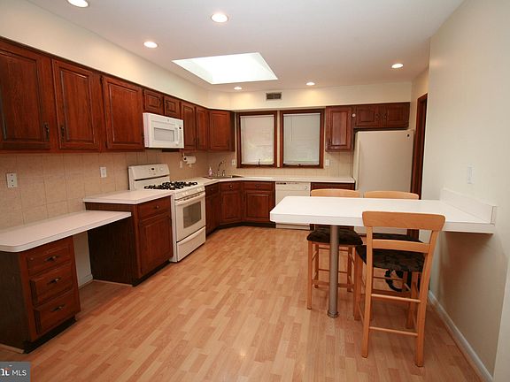 5th image of 10 N Woodleigh Dr