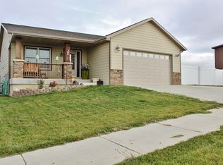 1812 4th Ave E, Dickinson, ND 58601