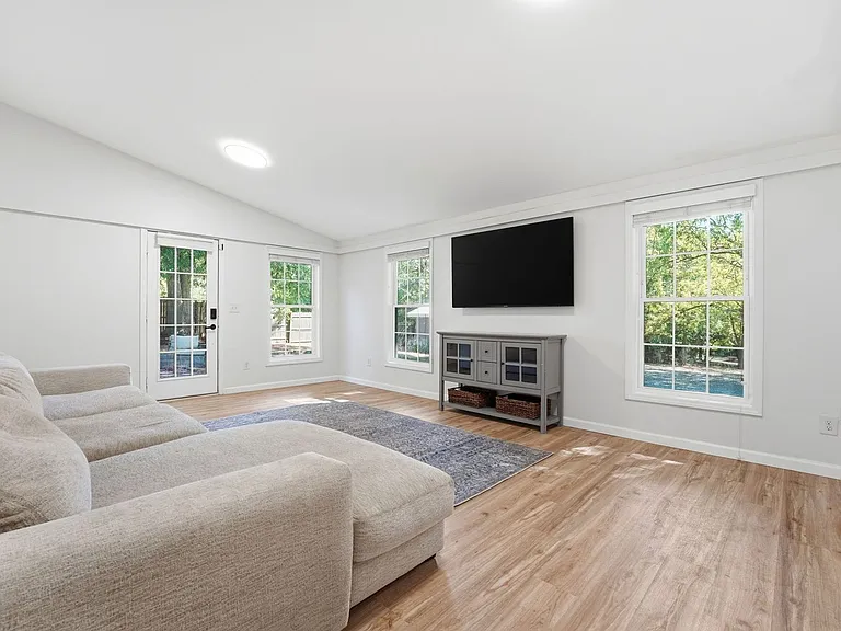 1425 Central Dr — Photo 26