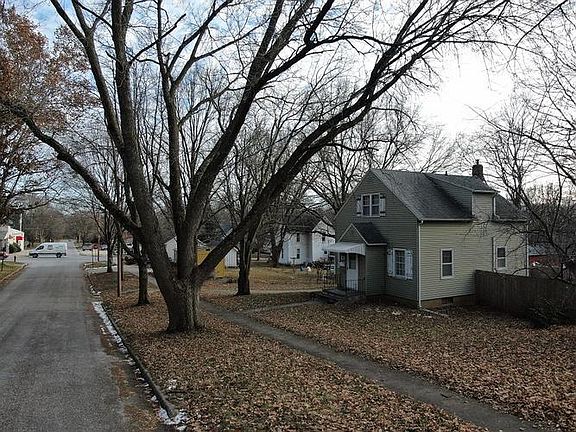 3rd image of 114 3rd St SW