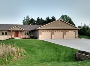 W1715 High Point Ct, Sheboygan, WI 53083