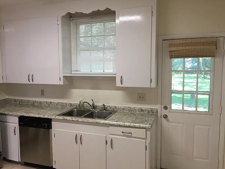 1421 Joy Ave — Photo 3