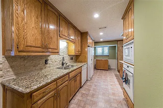1117 Russell Ln — Photo 3