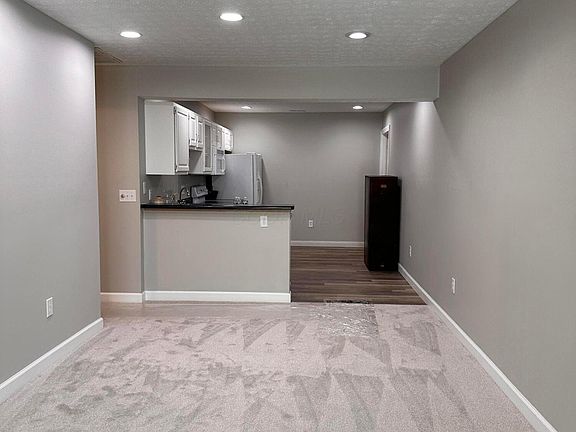 5th image of 384 Park Woods Ln