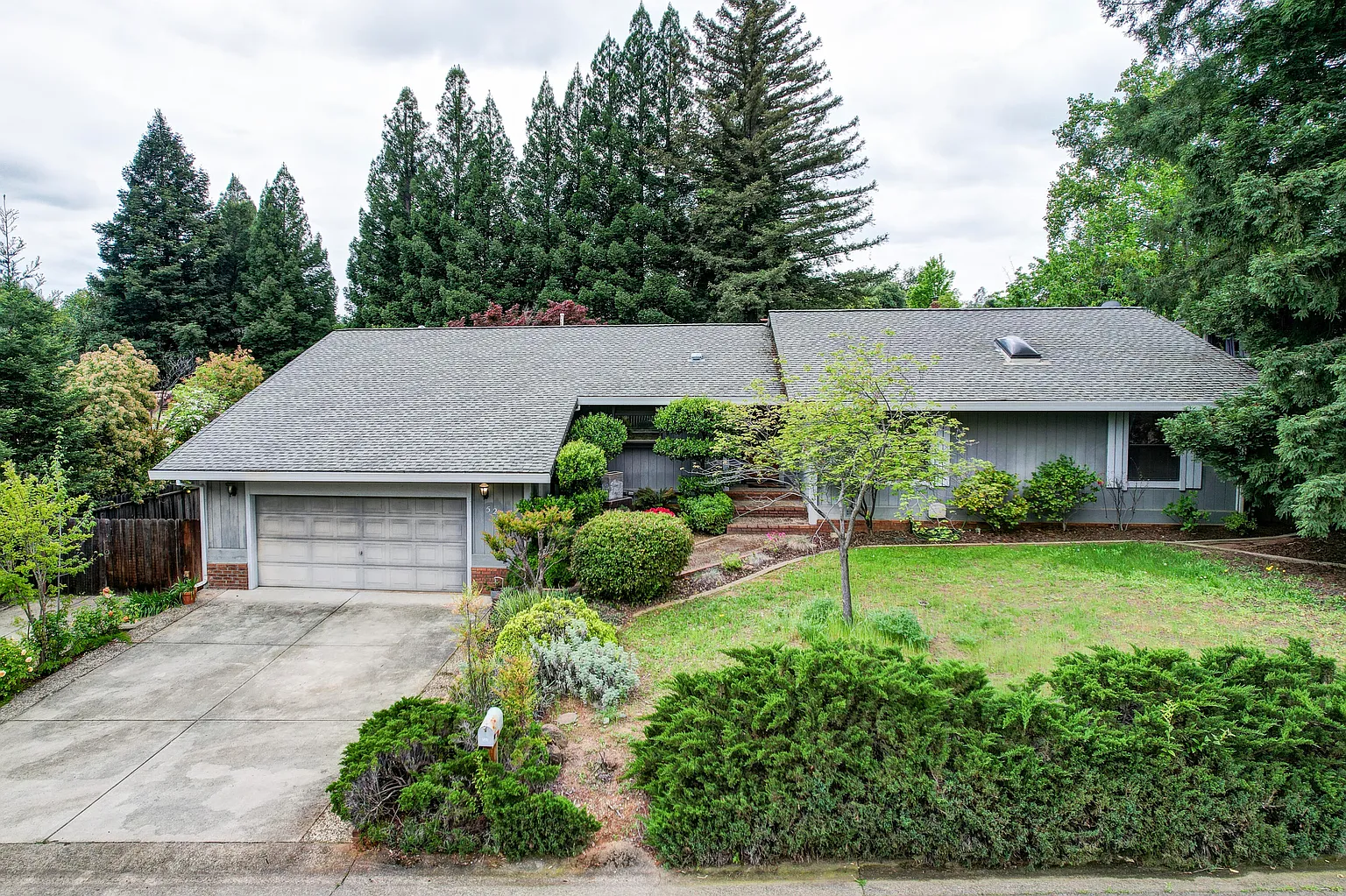 527 River Oaks Dr photo 1