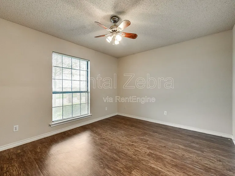 828 Haverford Ln — Photo 10
