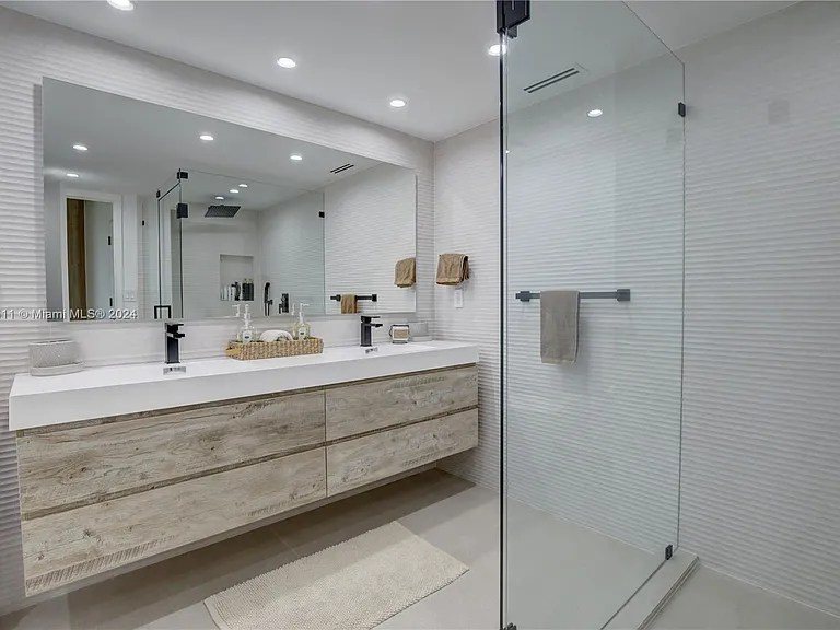 1121 Crandon Blvd #D1201 — Photo 28