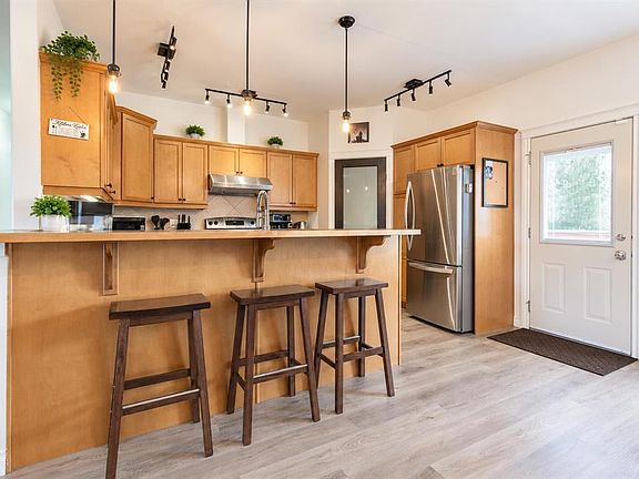 4th image of 222 W 6a St