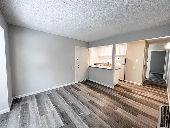 3rd image of 616 25th St APT 9