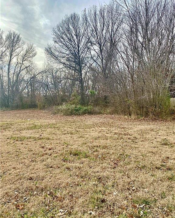 2nd image of 501 Canterbury Rd