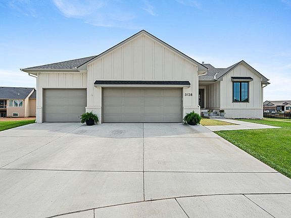 2nd image of 3128 N Pine Grove Cir
