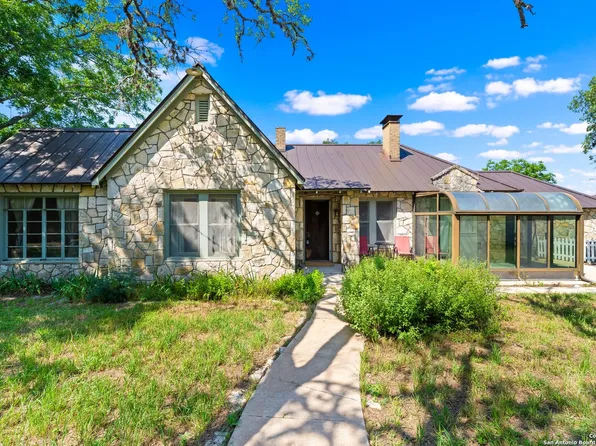 1129 Jackson Rd, Kerrville, TX 78028