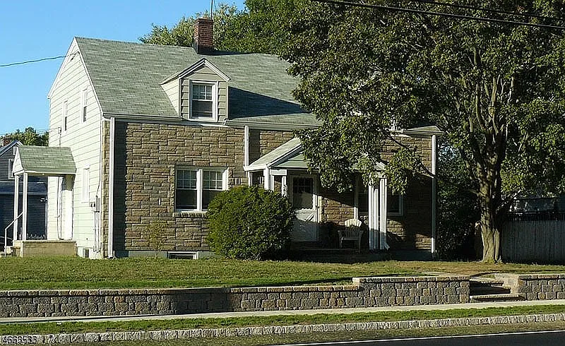 361 William St photo 1