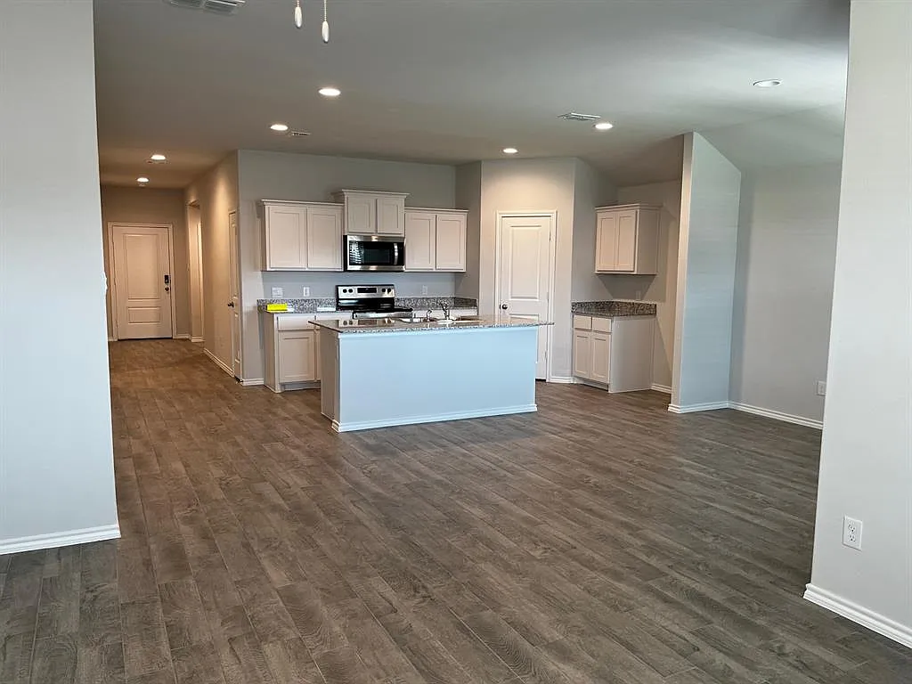 4 bed, 2.0 bath, 1860 sqft, $2,500 — Photo 4