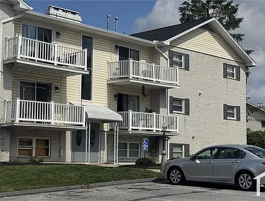 13 Warren Lodge Ct #1C — Photo 1