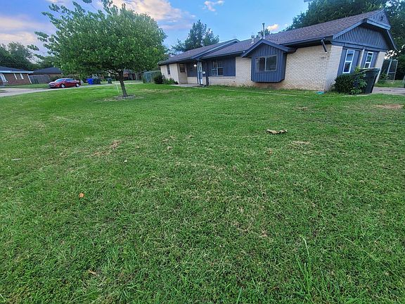 3rd image of 1032 Carlisle Cir
