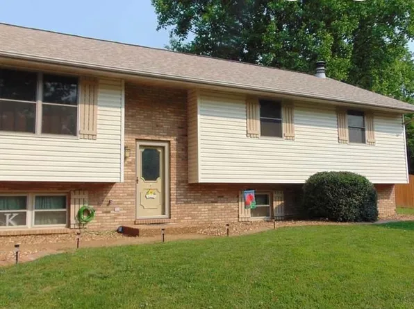 958 Wagon Trail Ct, Troy, IL 62294