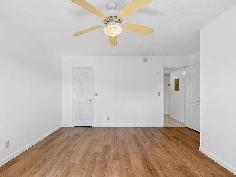 230 NE 26th Ave #302 — Photo 27