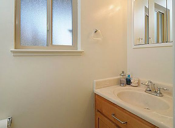 2nd image of 209 Red Oak Dr E APT H
