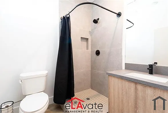 560 N Virgil Ave — Photo 10