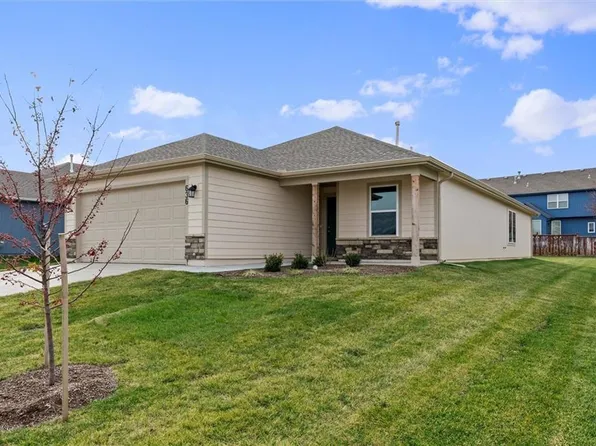 476 Rock Creek Dr, Tonganoxie, KS 66086
