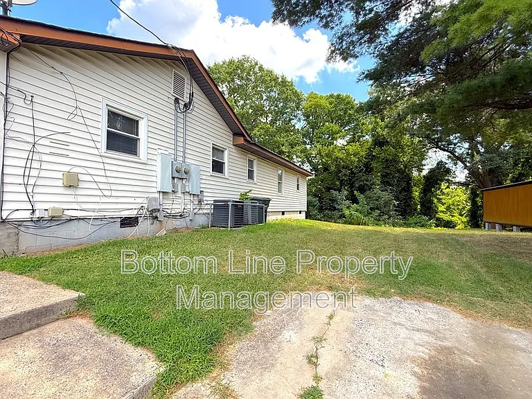910 N Morris St — Photo 11