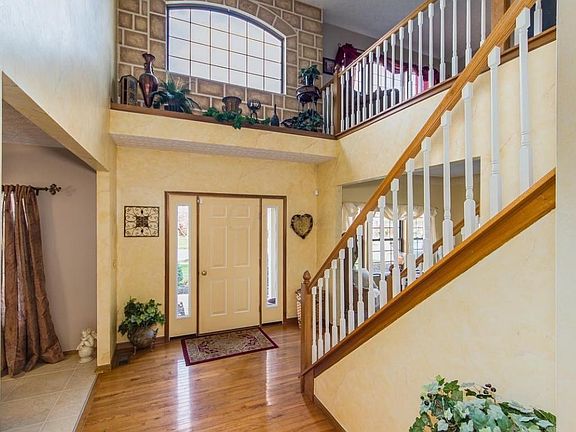 2nd image of 2815 Woods Cres