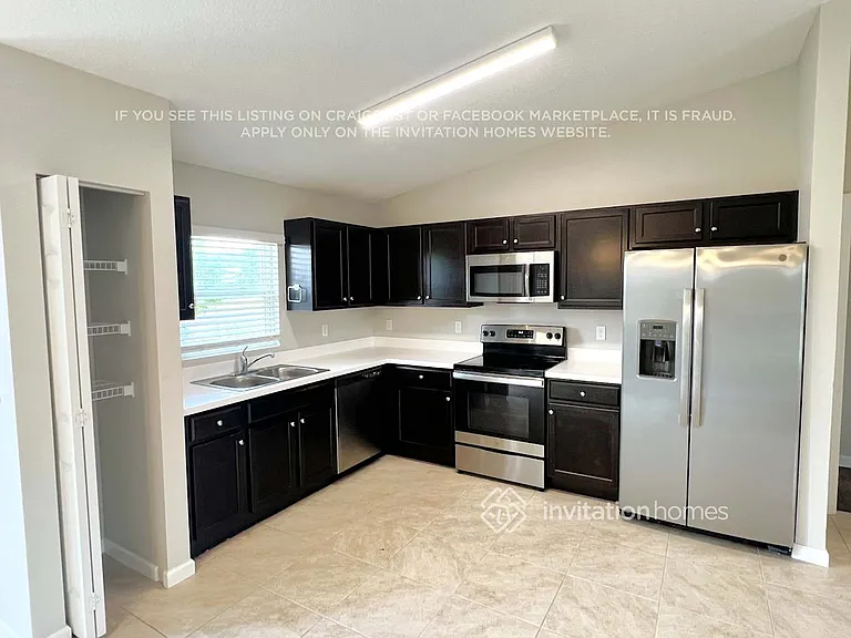 426 NW Airoso Blvd — Photo 5