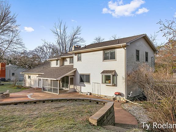 2nd image of 940 Thornapple River Dr SE