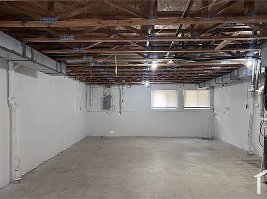 2nd image of 2571 Francis St
