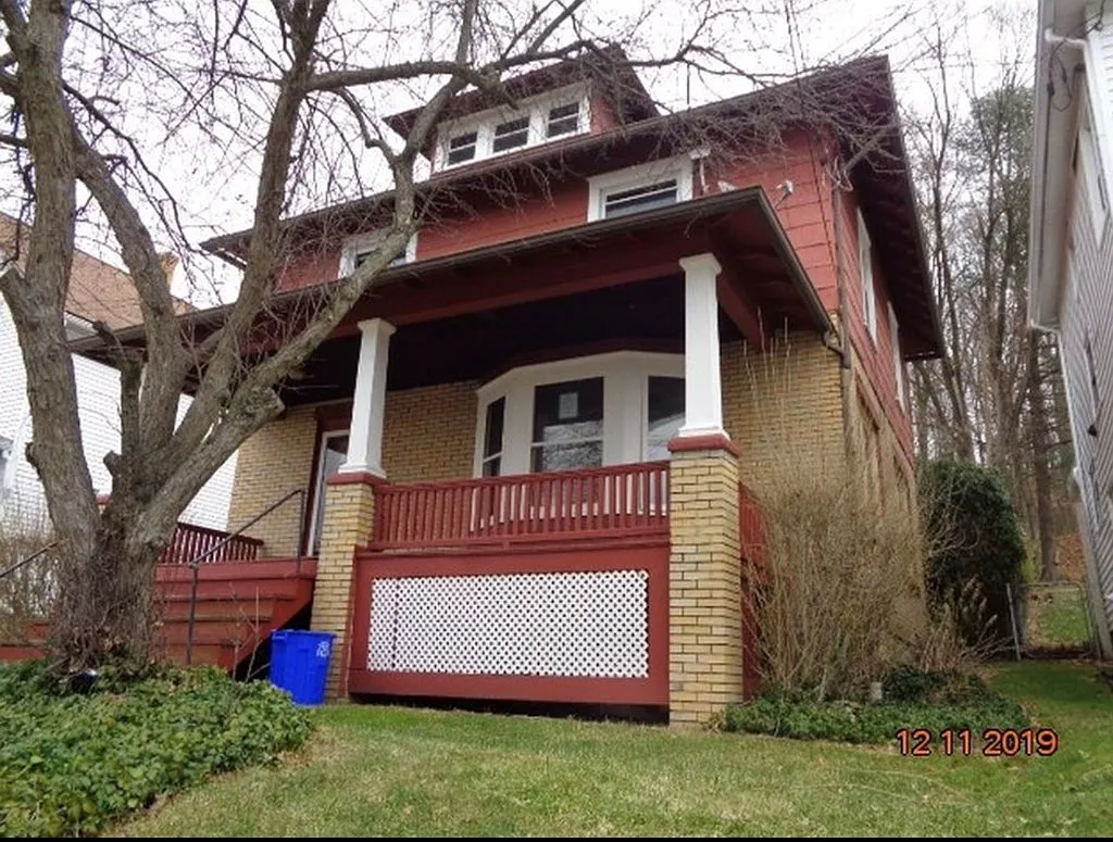 271 Linden Ave photo 1