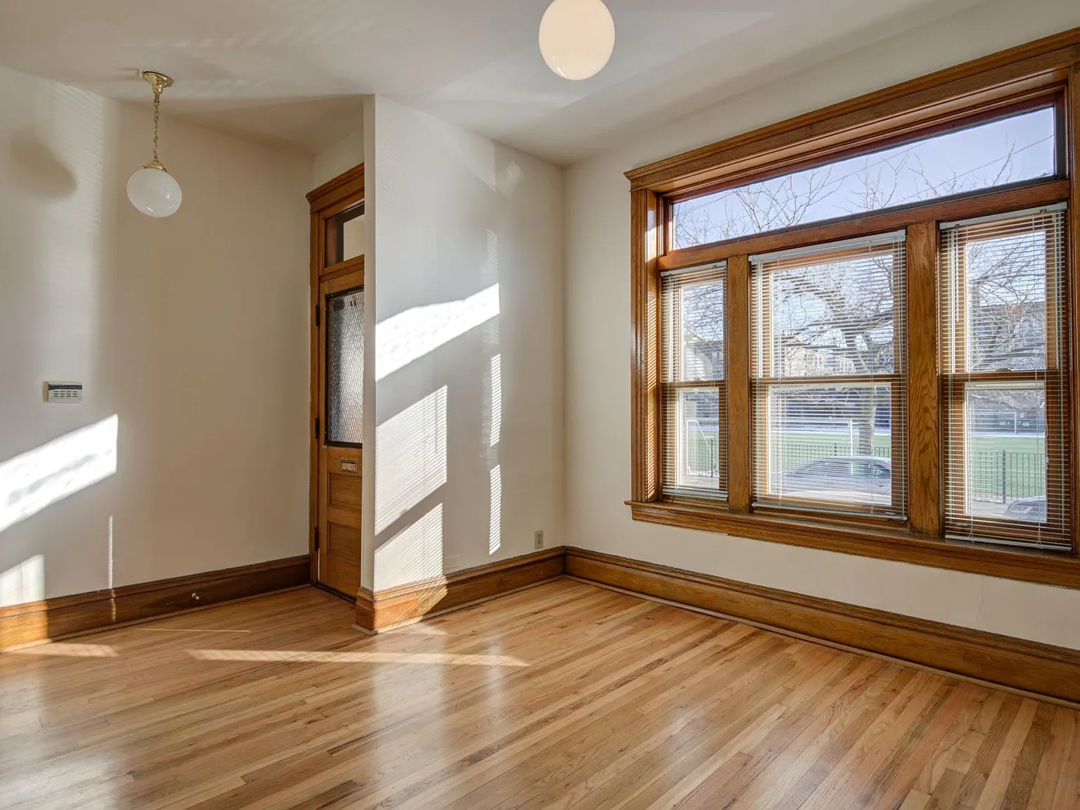 3 bed, 1.5 bath, 1400 sqft, $3,795 — Photo 2