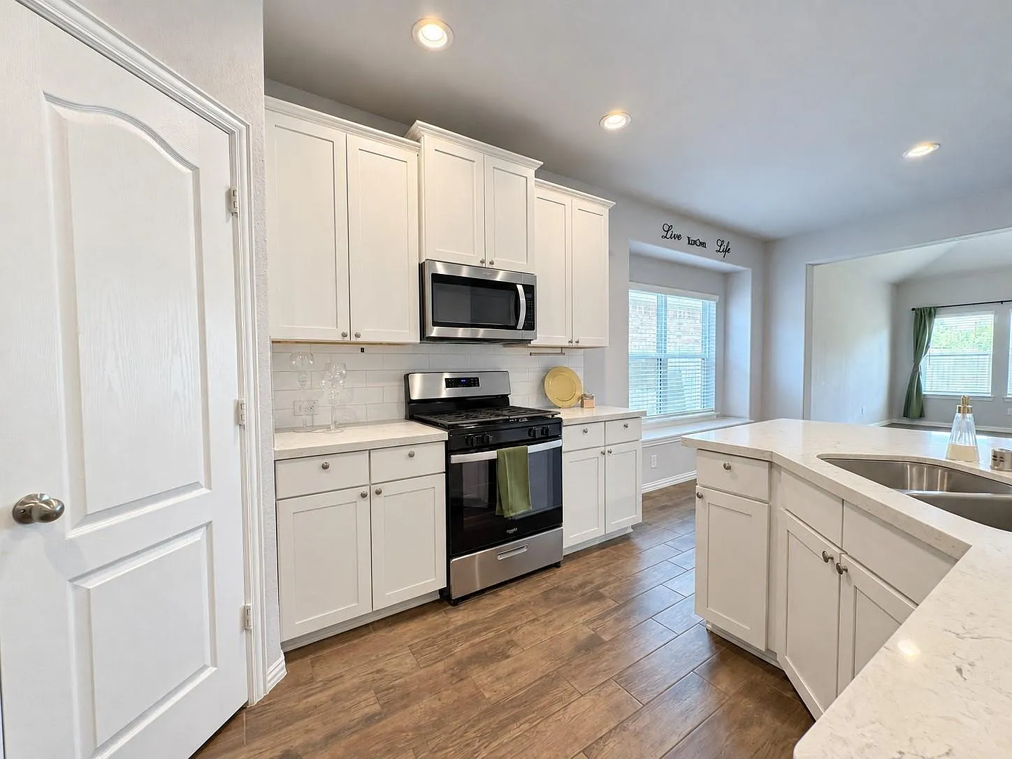 4 bed, 2.5 bath, 2267 sqft, $2,100 — Photo 4