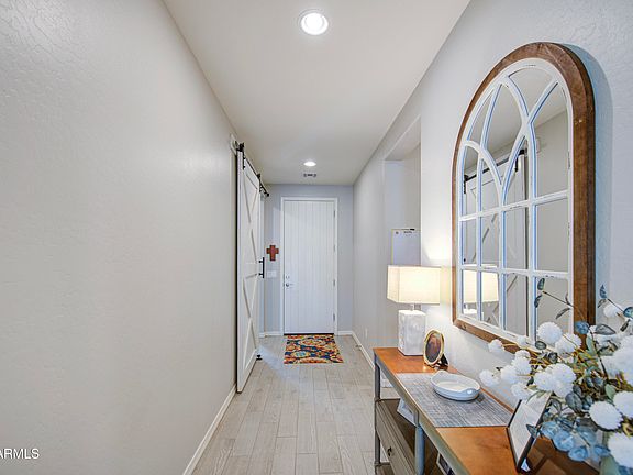 5th image of 622 W LOWELL Drive