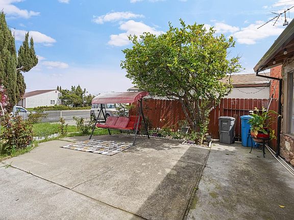 4th image of 379 Meadows Dr