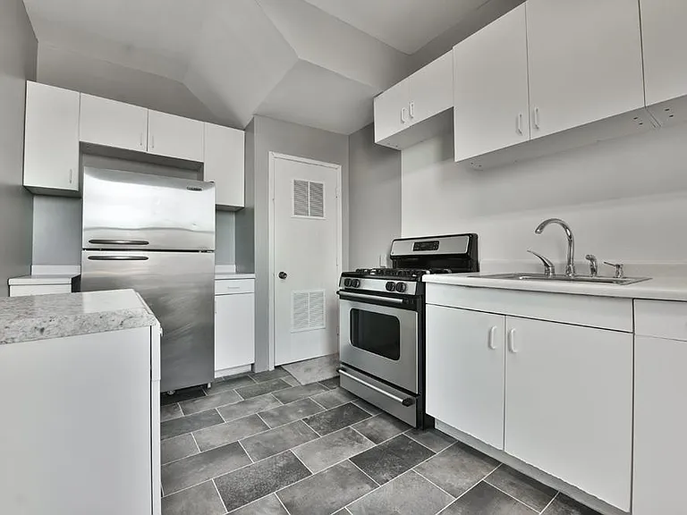 3122 Cass St — Photo 3